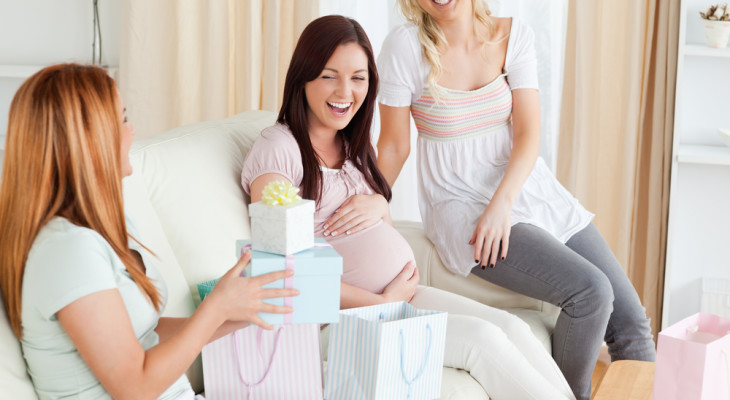Что лучше подарить беременной подруге?