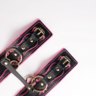 Черные кожаные оковы с розовой строчкой - 3