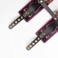 Черные кожаные оковы с розовой строчкой - 4