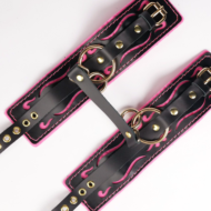 Черные кожаные оковы с розовой строчкой - 5