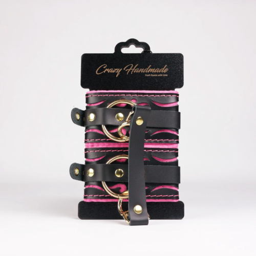 Черные кожаные оковы с розовой строчкой - 1