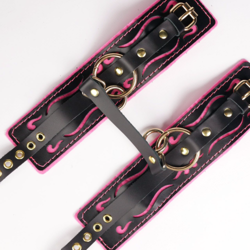 Черные кожаные оковы с розовой строчкой - 5